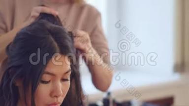 专业的发型师，发型师，梳着一个美丽<strong>模特</strong>的头发，有着亚洲的外表。 美容<strong>美发</strong>护理